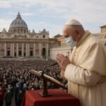Em primeira aparição após cirurgia, Leão XIV reza o Ângelus diante de multidão no Vaticano: 'Senti-me próximo de quem enfrenta a doença' - O GLOBO