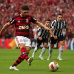 Fla faz de pênalti no fim, vence Atlético no sufoco e ultrapassa Palmeiras - UOL
