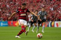Fla faz de pênalti no fim, vence Atlético no sufoco e ultrapassa Palmeiras - UOL