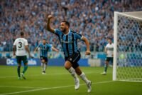 Grêmio vence o Coritiba no final e respira na briga contra o rebaixamento do Brasileirão - Correio do Povo