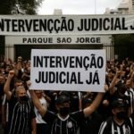 Torcedores do Corinthians protestam no Parque São Jorge e pedem ‘intervenção judicial já’ - R7 Esportes